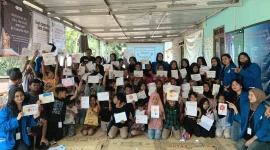 Dokumentasi bersama setelah pelatihan psikologi tentang pengelolaan emosi pada anak dengan menggunakan metode Art Therapy dan Journalling. Foto: KKN 44 UMBY
