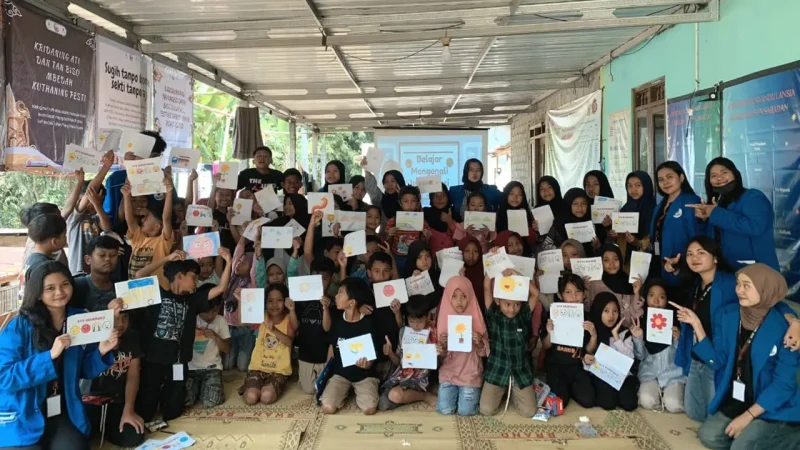 Dokumentasi bersama setelah pelatihan psikologi tentang pengelolaan emosi pada anak dengan menggunakan metode Art Therapy dan Journalling. Foto: KKN 44 UMBY
