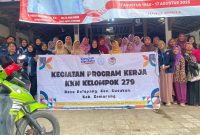 Dokumentasi mahasiswa KKN UNS 279 bersama anggota PKK Desa Ketapang setelah pelaksanaan program kerja inovasi sabun batang alami. Foto: KKN 279 UNS