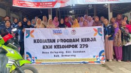 Dokumentasi mahasiswa KKN UNS 279 bersama anggota PKK Desa Ketapang setelah pelaksanaan program kerja inovasi sabun batang alami. Foto: KKN 279 UNS