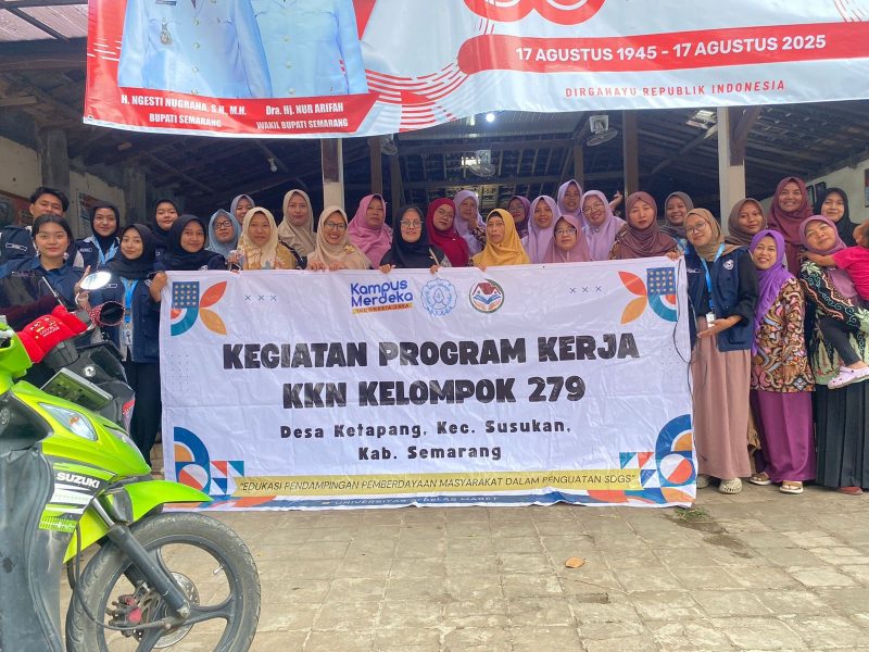 Dokumentasi mahasiswa KKN UNS 279 bersama anggota PKK Desa Ketapang setelah pelaksanaan program kerja inovasi sabun batang alami. Foto: KKN 279 UNS