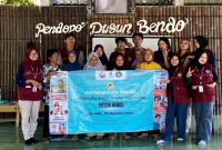 Dokumentasi bersama setelah pelakasanaan edukasi pembuatan POC di Pendopo Dusun Bendo. Foto: KKN-PPM 102 UMBY