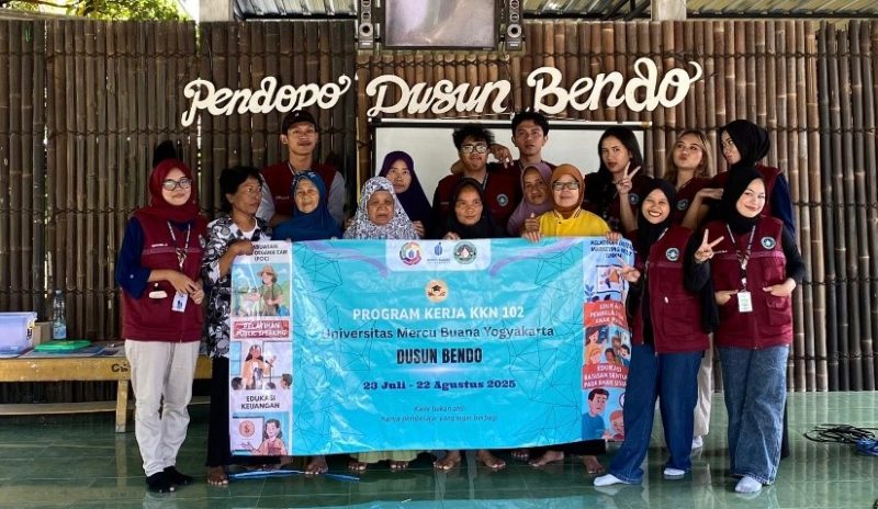 Dokumentasi bersama setelah pelakasanaan edukasi pembuatan POC di Pendopo Dusun Bendo. Foto: KKN-PPM 102 UMBY