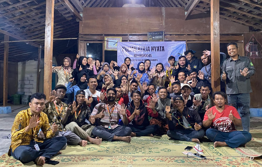 Foto Bersama Tim KKN Kelompok 65 UNS dengan perangkat Dukuh Sosogan dan Karang Taruna Dukuh Sosogan. Foto: KKN Kelompok 65 UNS