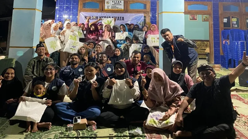 Foto bersama KKN 65 UNS dengan ibu-ibu, perangkat desa Dusun Sosogan dan Kepala Desa Rejosari dalam rogram pelatihan pembuatan sabun dari minyak jelantah yang tak hanya mengurangi pencemaran lingkungan, tetapi juga membuka peluang usaha bagi ibu-ibu Dusun Sosogan, Desa Rejosari. Foto: Tim KKN 65 UNS