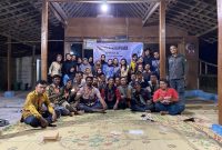 Foto bersama KKN Kelompok 65 UNS dengan perangkat desa, karangtaruna warga Dukuh Sosogan usai pelaksanaan program pembuatan sensor pendeteksi api sederhana. Rejosari, Gondangrejo, Karanganyar (22/07/2025). Foto: KKN Kelompok 65 UNS