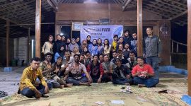 Foto bersama KKN Kelompok 65 UNS dengan perangkat desa, karangtaruna warga Dukuh Sosogan usai pelaksanaan program pembuatan sensor pendeteksi api sederhana. Rejosari, Gondangrejo, Karanganyar (22/07/2025). Foto: KKN Kelompok 65 UNS