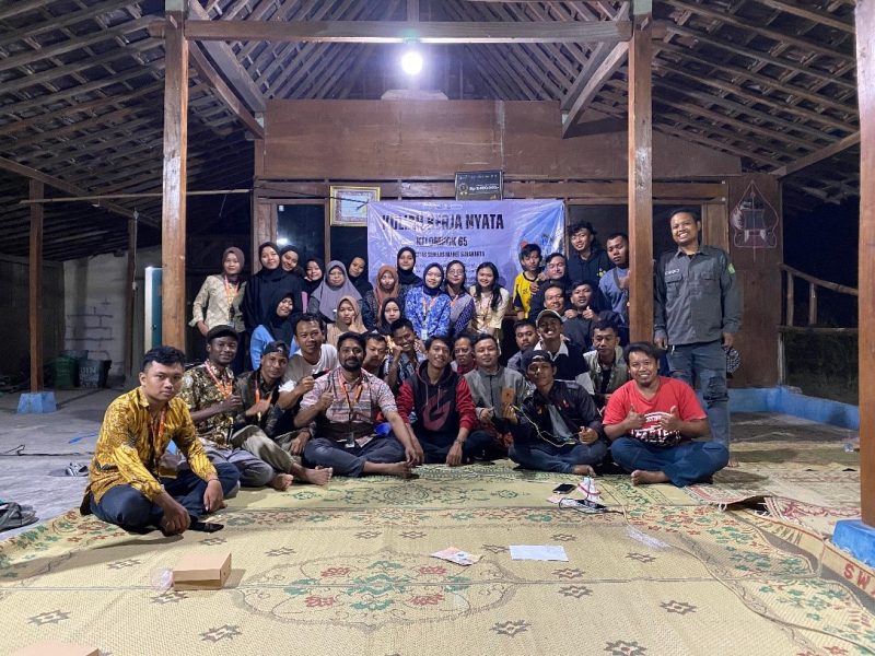 Foto bersama KKN Kelompok 65 UNS dengan perangkat desa, karangtaruna warga Dukuh Sosogan usai pelaksanaan program pembuatan sensor pendeteksi api sederhana. Rejosari, Gondangrejo, Karanganyar (22/07/2025). Foto: KKN Kelompok 65 UNS
