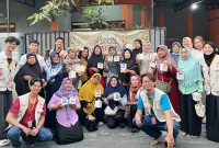 Foto bersama ibu-ibu kelompok UPPKA Indah Sari dan Diva UMKM Banjarsari setelah kegiatan Inisiasi UMKM dan Workshop Pembuatan Lilin pada Kamis (24/7/2025). Foto: KKN 128 UNS