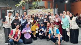 Foto bersama ibu-ibu kelompok UPPKA Indah Sari dan Diva UMKM Banjarsari setelah kegiatan Inisiasi UMKM dan Workshop Pembuatan Lilin pada Kamis (24/7/2025). Foto: KKN 128 UNS