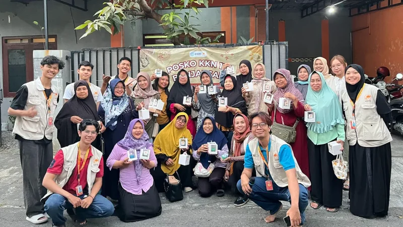 Foto bersama ibu-ibu kelompok UPPKA Indah Sari dan Diva UMKM Banjarsari setelah kegiatan Inisiasi UMKM dan Workshop Pembuatan Lilin pada Kamis (24/7/2025). Foto: KKN 128 UNS