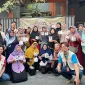 Foto bersama ibu-ibu kelompok UPPKA Indah Sari dan Diva UMKM Banjarsari setelah kegiatan Inisiasi UMKM dan Workshop Pembuatan Lilin pada Kamis (24/7/2025). Foto: KKN 128 UNS