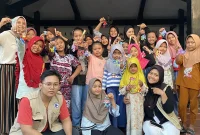 Foto bersama mahasiswa KKN dan anak-anak Desa Legokulon setelah kegiatan membuat kerajinan kawat bulu. Foto: pribadi
