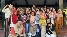 Foto bersama mahasiswa KKN dan anak-anak Desa Legokulon setelah kegiatan membuat kerajinan kawat bulu. Foto: pribadi