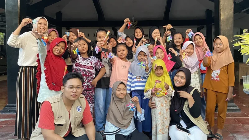 Foto bersama mahasiswa KKN dan anak-anak Desa Legokulon setelah kegiatan membuat kerajinan kawat bulu. Foto: pribadi