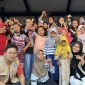 Foto bersama mahasiswa KKN dan anak-anak Desa Legokulon setelah kegiatan membuat kerajinan kawat bulu. Foto: pribadi