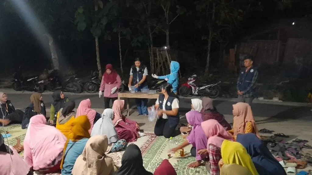 Foto pembuatan sabun dengan perwakilan ibu-ibu Dusun Sosogan RW 07. Foto: Tim KKN 65 UNS