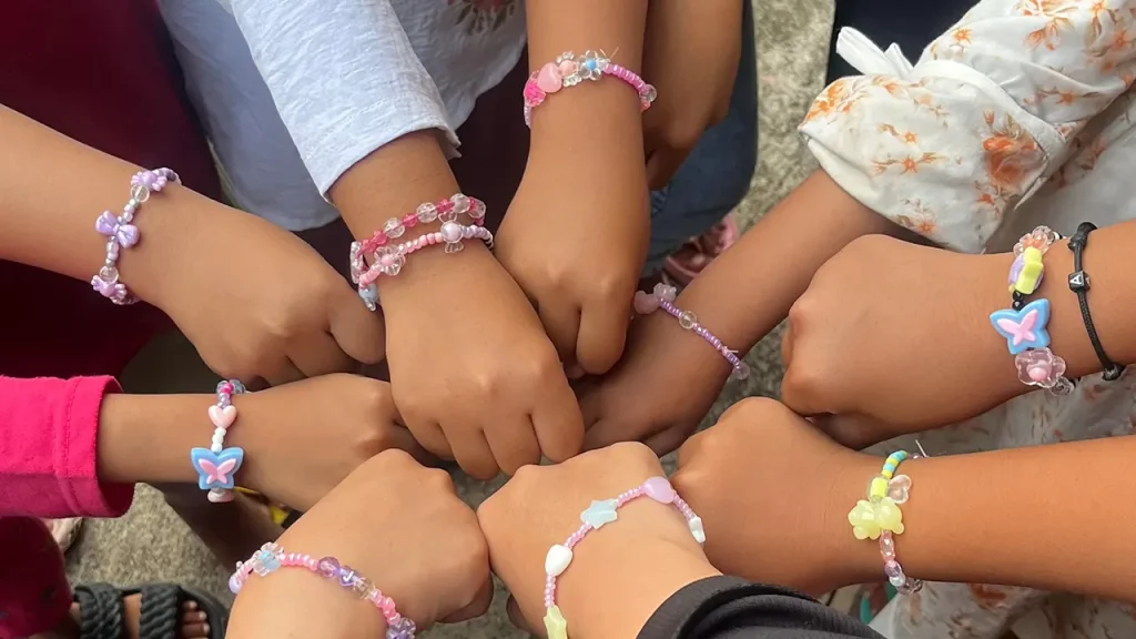 Hasil kerajinan berupa gelang dari manik-manik. Foto: pribadi