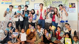 Kegiatan Lapak Baca bersama anak-anak di Posyandu RT 04 RW 09 Tanggulsari, Banjarsari, Surakarta pada Minggu (20/7/2025). Foto: KKN 128 UNS
