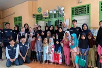Mahasiswa KKM 22 UNIBA Banjarnegara berfoto bersama para santri TPQ setelah kegiatan penghibahan meja dan papan tulis serta acara perpisahan pengelola TPQ, Ibu Susilawati. Foto: KKM 22 UNIBA