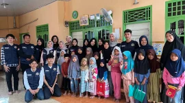 Mahasiswa KKM 22 UNIBA Banjarnegara berfoto bersama para santri TPQ setelah kegiatan penghibahan meja dan papan tulis serta acara perpisahan pengelola TPQ, Ibu Susilawati. Foto: KKM 22 UNIBA
