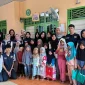 Mahasiswa KKM 22 UNIBA Banjarnegara berfoto bersama para santri TPQ setelah kegiatan penghibahan meja dan papan tulis serta acara perpisahan pengelola TPQ, Ibu Susilawati. Foto: KKM 22 UNIBA