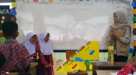 Mahasiswa KKM UNTIRTA saat meberikan pembelajaran literasi dan numerasi tematik yang dirancang interaktif. Foto: KKM Literasi 67 UNTIRTA