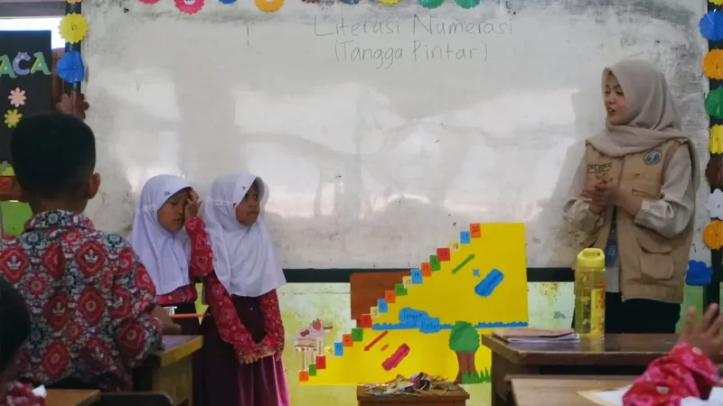 Mahasiswa KKM UNTIRTA saat meberikan pembelajaran literasi dan numerasi tematik yang dirancang interaktif. Foto: KKM Literasi 67 UNTIRTA