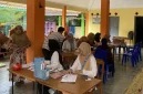 Mahasiswa KKN 110 UMBY membantu kader-kader posyandu dalam memberikan layanan kesehatan kepada warga Dusun Karangkulon. Kegiatan ini mendapat sambutan hangat dari warga, terutama dari para ibu dan lansia. Foto: KKN 110 UMBY