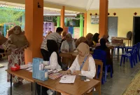 Mahasiswa KKN 110 UMBY membantu kader-kader posyandu dalam memberikan layanan kesehatan kepada warga Dusun Karangkulon. Kegiatan ini mendapat sambutan hangat dari warga, terutama dari para ibu dan lansia. Foto: KKN 110 UMBY