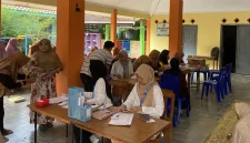 Mahasiswa KKN 110 UMBY membantu kader-kader posyandu dalam memberikan layanan kesehatan kepada warga Dusun Karangkulon. Kegiatan ini mendapat sambutan hangat dari warga, terutama dari para ibu dan lansia. Foto: KKN 110 UMBY