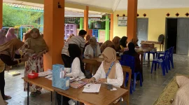 Mahasiswa KKN 110 UMBY membantu kader-kader posyandu dalam memberikan layanan kesehatan kepada warga Dusun Karangkulon. Kegiatan ini mendapat sambutan hangat dari warga, terutama dari para ibu dan lansia. Foto: KKN 110 UMBY