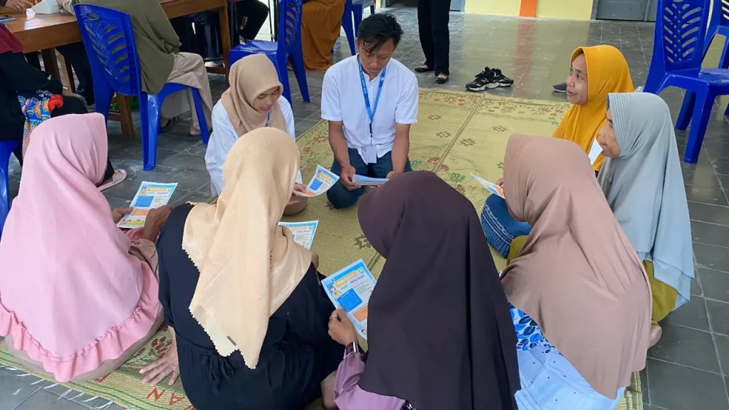 Mahasiswa KKN 110 UMBY saat memberikan psikoedukasi kepada warga Dusun Karangkulon tentang pentingnya membiasakan pola hidup sehat dalam keluarga sebagai bentuk upaya pencegahan stunting pada anak. Foto: KKN 110 UMBY