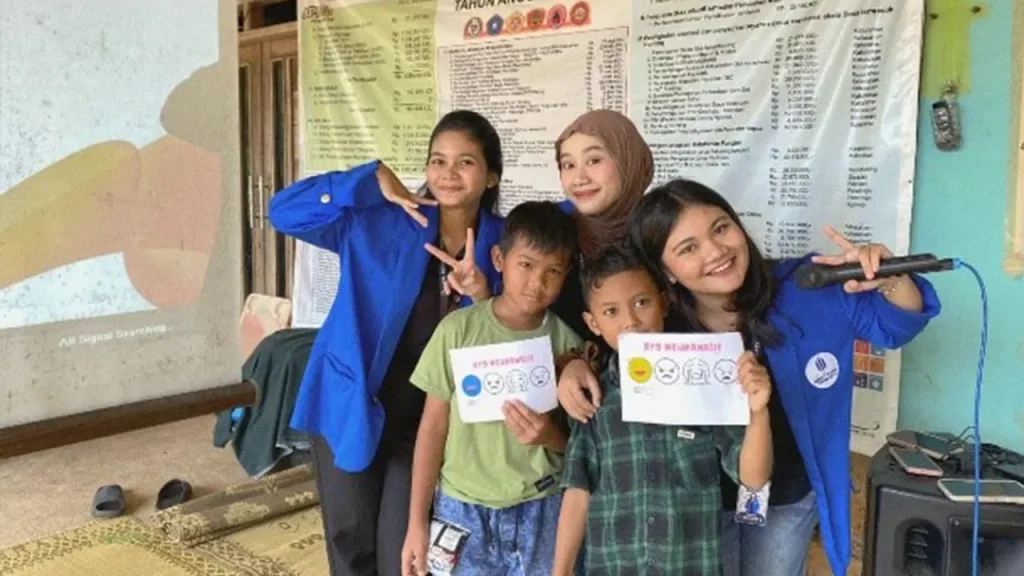 Mahasiswa KKN 44 UMBY berpose bersama peserta anak-anak usai kegiatan pelatihan pengelolaan emosi melalui metode Art Therapy dan Journalling di Kalurahan Terong, Dlingo, Bantul, Sabtu (9/8/2025). Foto: KKN 44 UMBY