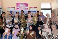 Mahasiswa KKN MAs kelompok 9 berfoto bersama ibu-ibu PKK Desa Suak Lanjut seusai praktik pembuatan Pletek Ikan Rasau. Foto: KKN MAs kelompok 9