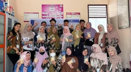 Mahasiswa KKN MAs kelompok 9 berfoto bersama ibu-ibu PKK Desa Suak Lanjut seusai praktik pembuatan Pletek Ikan Rasau. Foto: KKN MAs kelompok 9