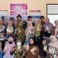 Mahasiswa KKN MAs kelompok 9 berfoto bersama ibu-ibu PKK Desa Suak Lanjut seusai praktik pembuatan Pletek Ikan Rasau. Foto: KKN MAs kelompok 9