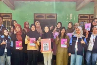 Mahasiswa KKN MIT 20 UIN Walisongo Semarang Posko 76 bersama para peserta Kelas Ibu Hamil di Desa Tegalrejo, Kecamatan Tengaran, berfoto bersama usai kegiatan edukasi kesehatan ibu dan anak yang digelar pada Sabtu, 19 Juli 2025. Foto: pribadi