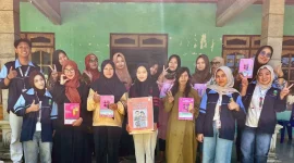 Mahasiswa KKN MIT 20 UIN Walisongo Semarang Posko 76 bersama para peserta Kelas Ibu Hamil di Desa Tegalrejo, Kecamatan Tengaran, berfoto bersama usai kegiatan edukasi kesehatan ibu dan anak yang digelar pada Sabtu, 19 Juli 2025. Foto: pribadi