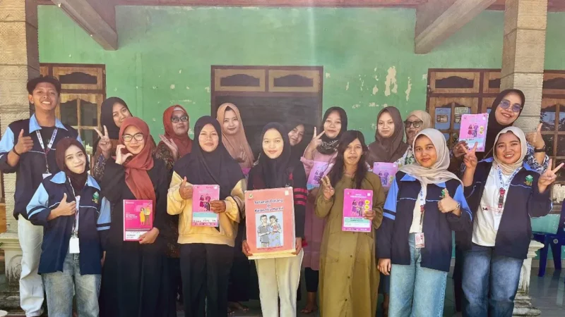 Mahasiswa KKN MIT 20 UIN Walisongo Semarang Posko 76 bersama para peserta Kelas Ibu Hamil di Desa Tegalrejo, Kecamatan Tengaran, berfoto bersama usai kegiatan edukasi kesehatan ibu dan anak yang digelar pada Sabtu, 19 Juli 2025. Foto: pribadi