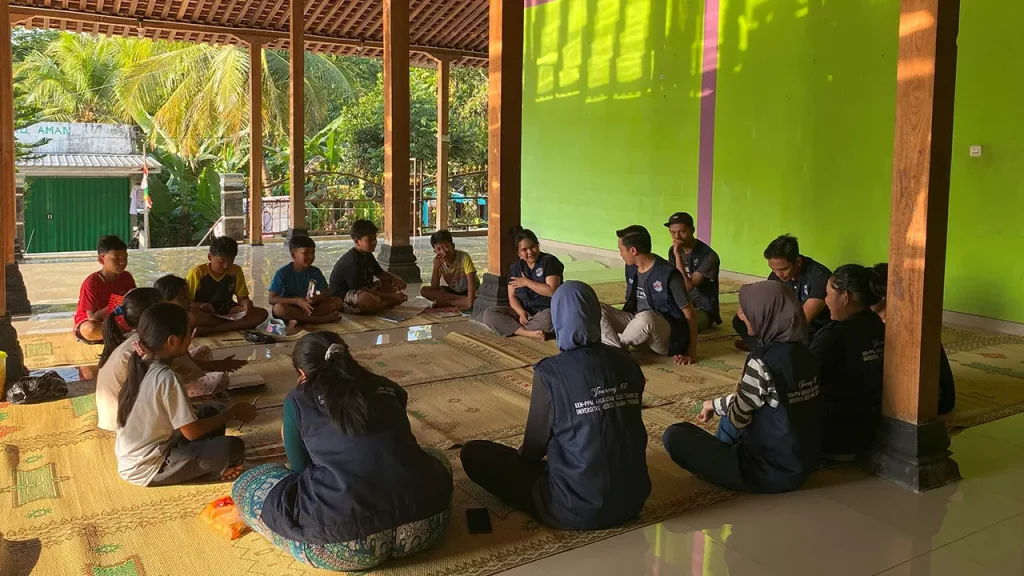 Mahasiswa KKN-PPM UMBY 107 memfasilitasi siswa SD dari RT 01, 02, 03, dan 08 dalam menyelesaikan pembelajaran yang di diskusikan dengan metode problem solving interaktif. Foto: KKN UMBY Kelompok 107