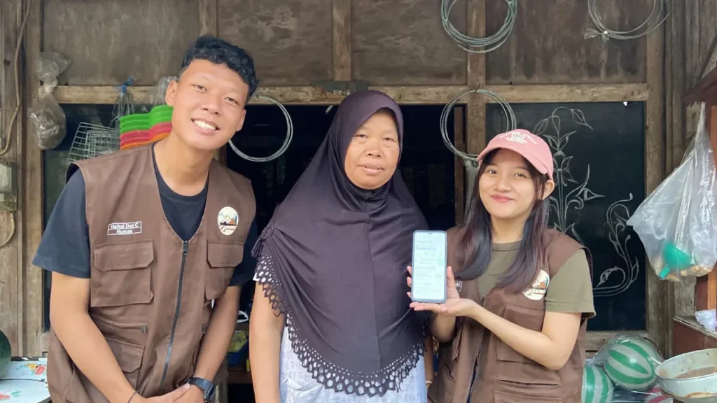Mahasiswa KKN-PPM UMBY Kelompok 105 foto bersama Ibu pelaku usaha toko kelontong di Dusun Giriloyo setelah tokonya berhasil dibuatkan titik lokasi di Google Maps. Foto: Mahasiswa KKN-PPM UMBY Kelompok 105