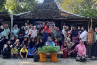 Mahasiswa KKN-PPM UMBY Kelompok 05 bersama warga Dusun Dlingo 2 usai pelatihan penanaman bibit cabai menggunakan media tanam limbah baglog jamur, sebagai upaya pemberdayaan masyarakat dan pemanfaatan potensi lokal. Foto: KKN PPM 05 UMBY