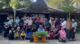 Mahasiswa KKN-PPM UMBY Kelompok 05 bersama warga Dusun Dlingo 2 usai pelatihan penanaman bibit cabai menggunakan media tanam limbah baglog jamur, sebagai upaya pemberdayaan masyarakat dan pemanfaatan potensi lokal. Foto: KKN PPM 05 UMBY