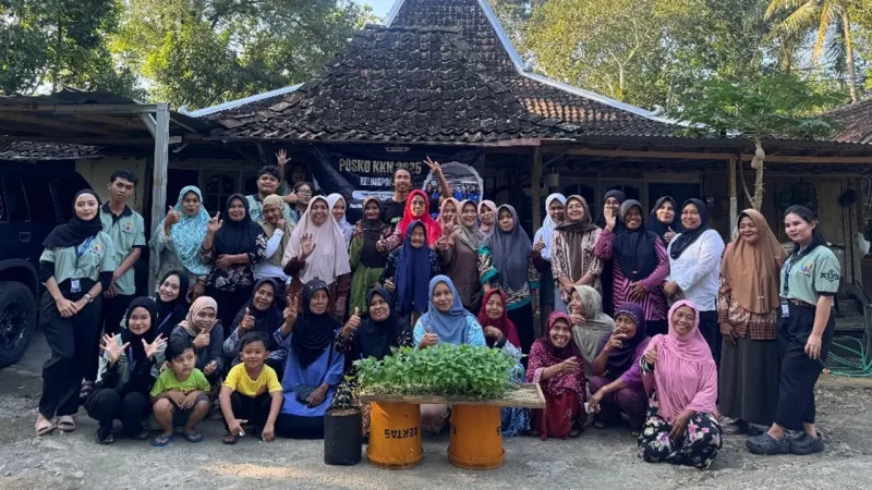 Mahasiswa KKN-PPM UMBY Kelompok 05 bersama warga Dusun Dlingo 2 usai pelatihan penanaman bibit cabai menggunakan media tanam limbah baglog jamur, sebagai upaya pemberdayaan masyarakat dan pemanfaatan potensi lokal. Foto: KKN PPM 05 UMBY
