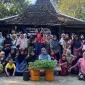 Mahasiswa KKN-PPM UMBY Kelompok 05 bersama warga Dusun Dlingo 2 usai pelatihan penanaman bibit cabai menggunakan media tanam limbah baglog jamur, sebagai upaya pemberdayaan masyarakat dan pemanfaatan potensi lokal. Foto: KKN PPM 05 UMBY