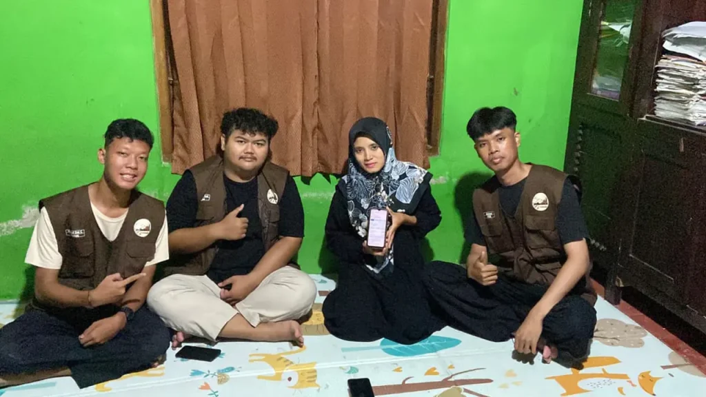 Mahasiswa KKN-PPM UMBY Kelompok 105 foto bersama Ibu Dukuh Dusun Giriloyo setelah berhasil dibuatkan titik lokasi PAUD dan rumah kepala dukuh di Google Maps. Foto: Mahasiswa KKN-PPM UMBY Kelompok 105