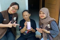 Mahasiswa KKN-PPM UMBY Kelompok 105 foto bersama salah satu pelaku usaha katering setelah berhasil dibuatkan titik lokasi di Google Maps. Foto: Mahasiswa KKN-PPM UMBY Kelompok 105