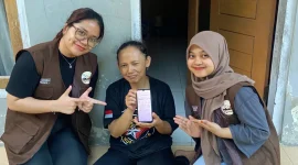 Mahasiswa KKN-PPM UMBY Kelompok 105 foto bersama salah satu pelaku usaha katering setelah berhasil dibuatkan titik lokasi di Google Maps. Foto: Mahasiswa KKN-PPM UMBY Kelompok 105