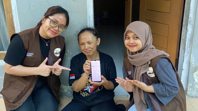 Mahasiswa KKN-PPM UMBY Kelompok 105 foto bersama salah satu pelaku usaha katering setelah berhasil dibuatkan titik lokasi di Google Maps. Foto: Mahasiswa KKN-PPM UMBY Kelompok 105